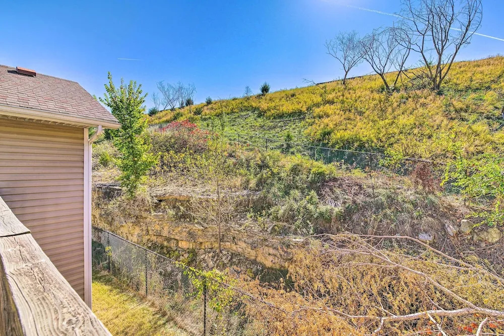 Branson Condo w/ Balcony: Near Silver Dollar City
