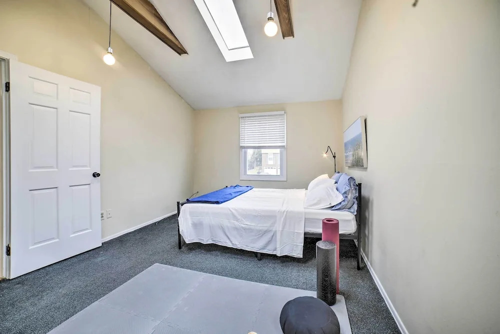 15 Mi to Pittsburgh: WFH-Friendly Home w/ Deck