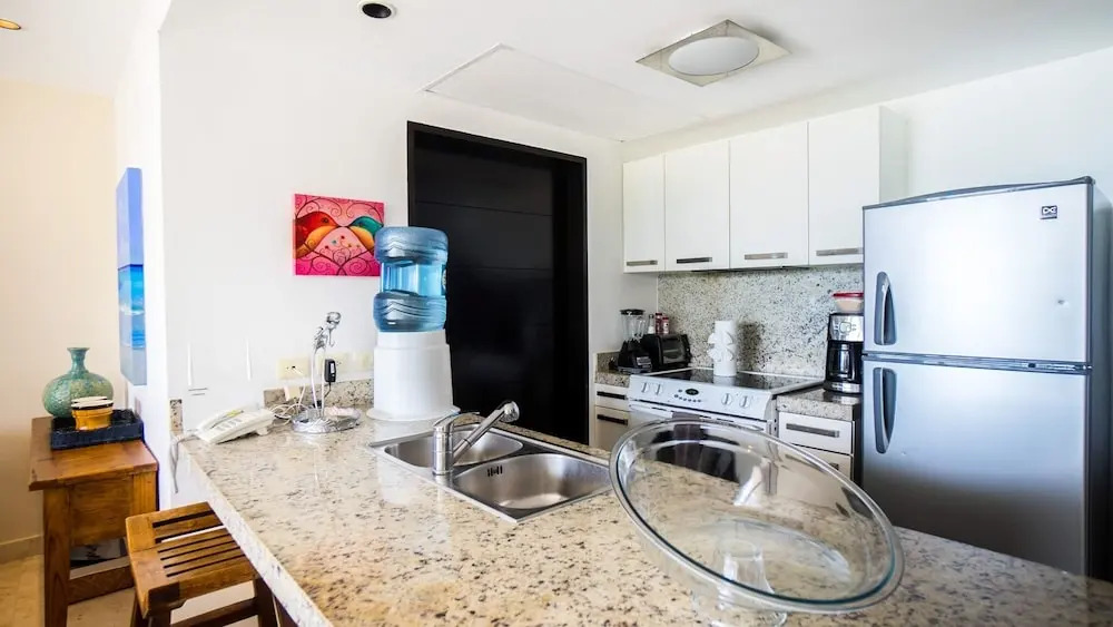 Elements 223 2 Bedroom Condo by Redawning