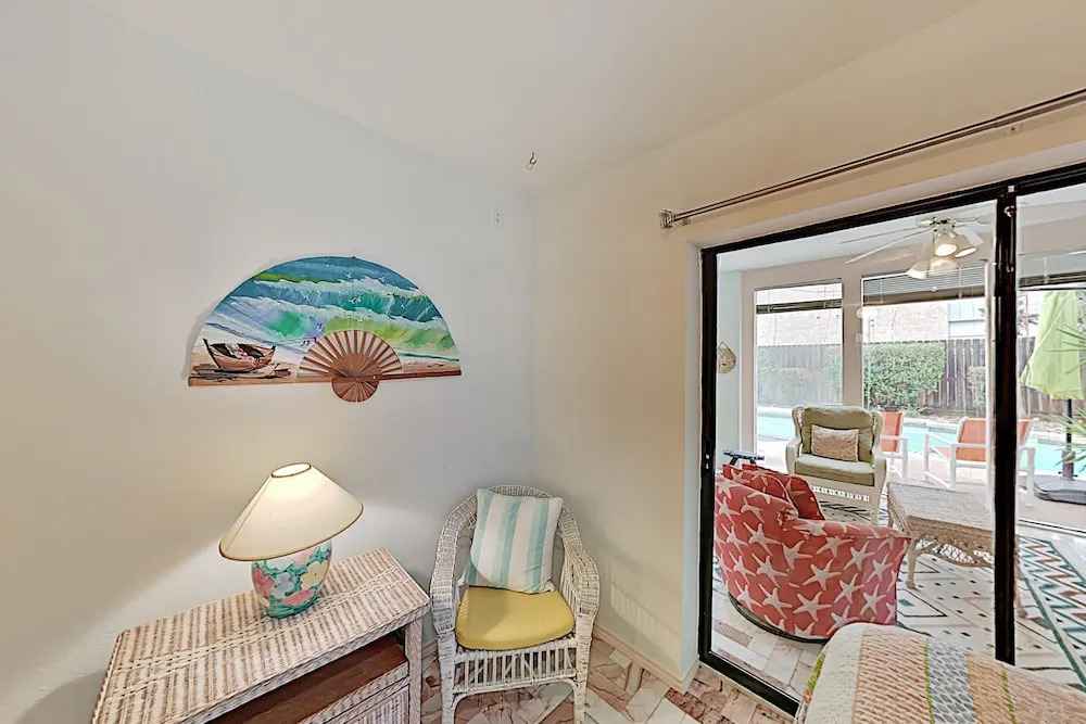 Island W/ Private Pool & Spa, Steps To Beach 3 Bedroom Home