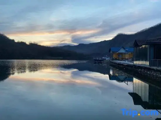 Kuandian Lake Light Mountain House B&B