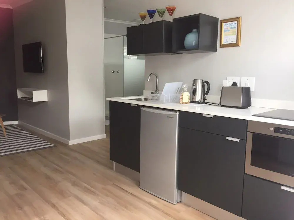Central Claremont Garden Apartment