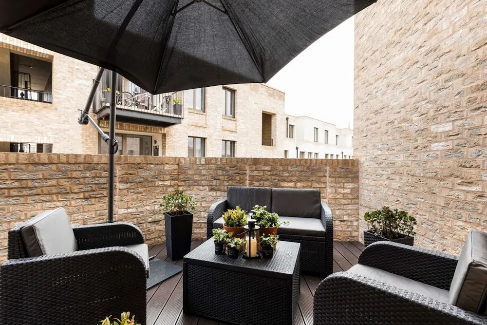 Modern & Designed 2 bed Penthouse Apt Sleeps Five