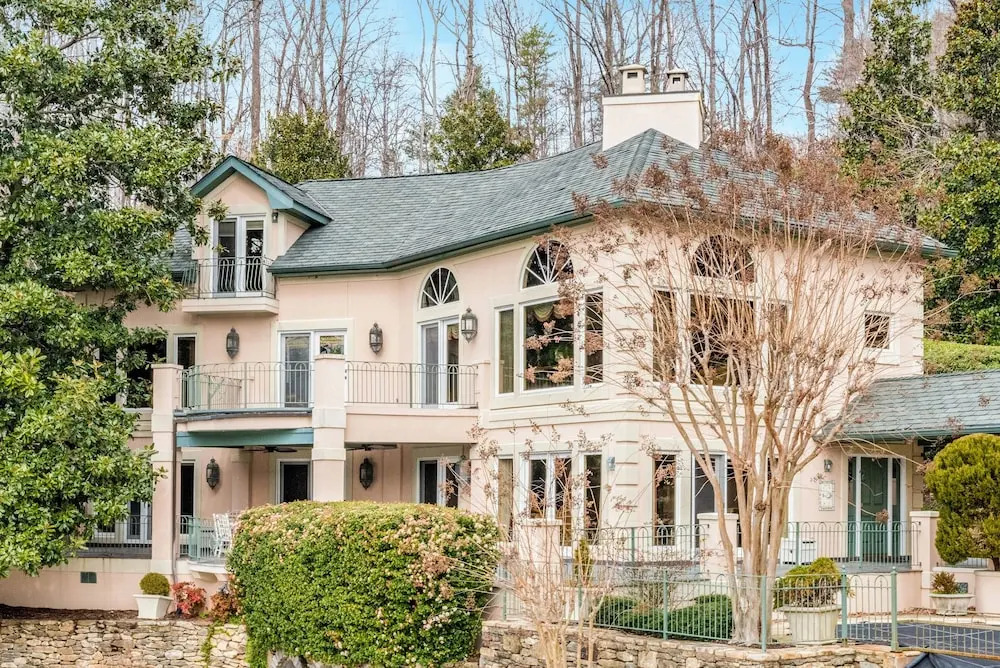 Magnificant & Private Lakefront 5 Bedroom Home