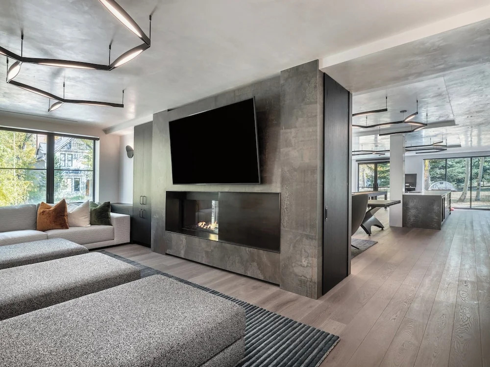 Aspen St Lodge by Rove 10br With Outdoor Amenities