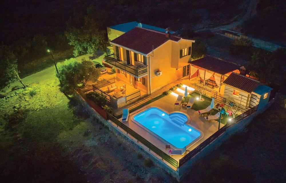 Amazing Home In Kastel Sucurac