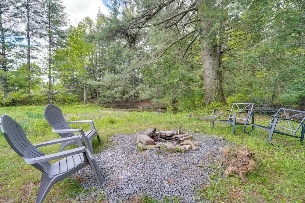Pocono Couple's Getaway! Cute Cabin on 8 Acres