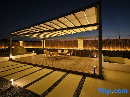 Xushe·Luxury Industrial Style Homestay (Shanghai Pudong New Area Lingang Shanyuan Store)