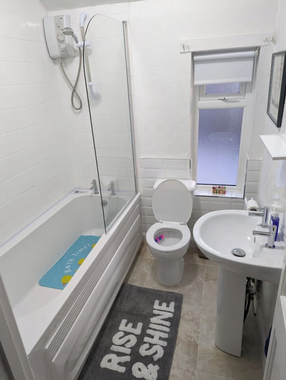 Fantastic Location to Ebrington Sq and City Centre