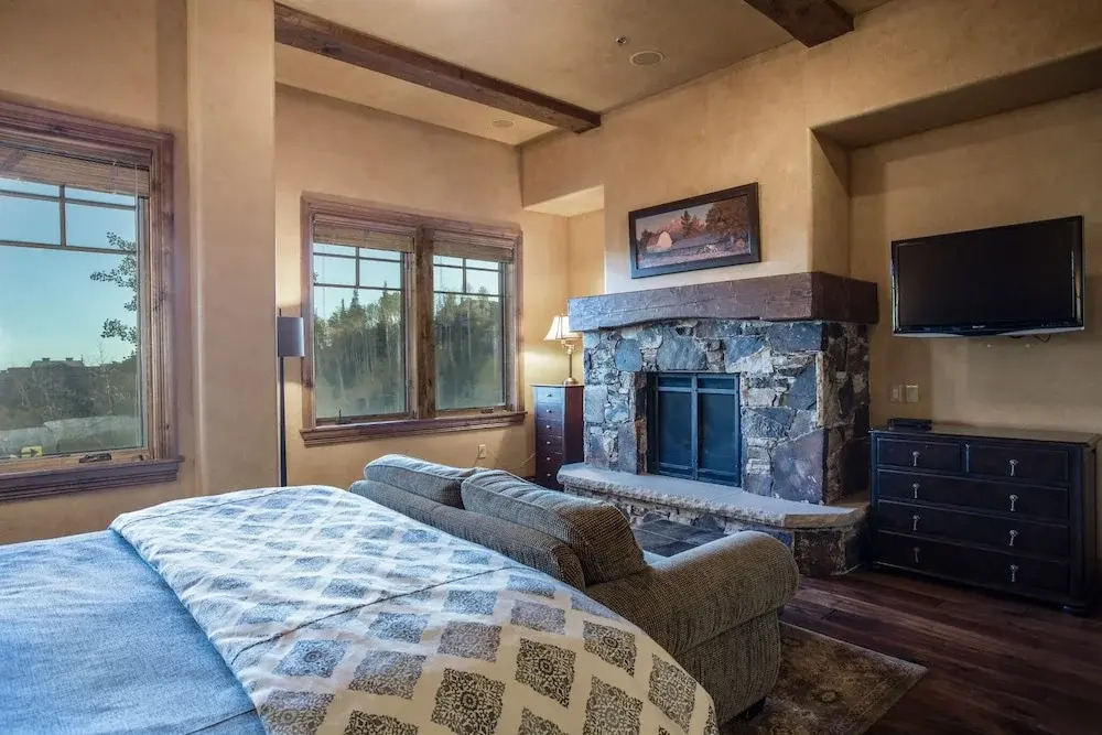Grand Lodge - Studio #205 - Ski-in/ski-out 1 Bedroom Studio