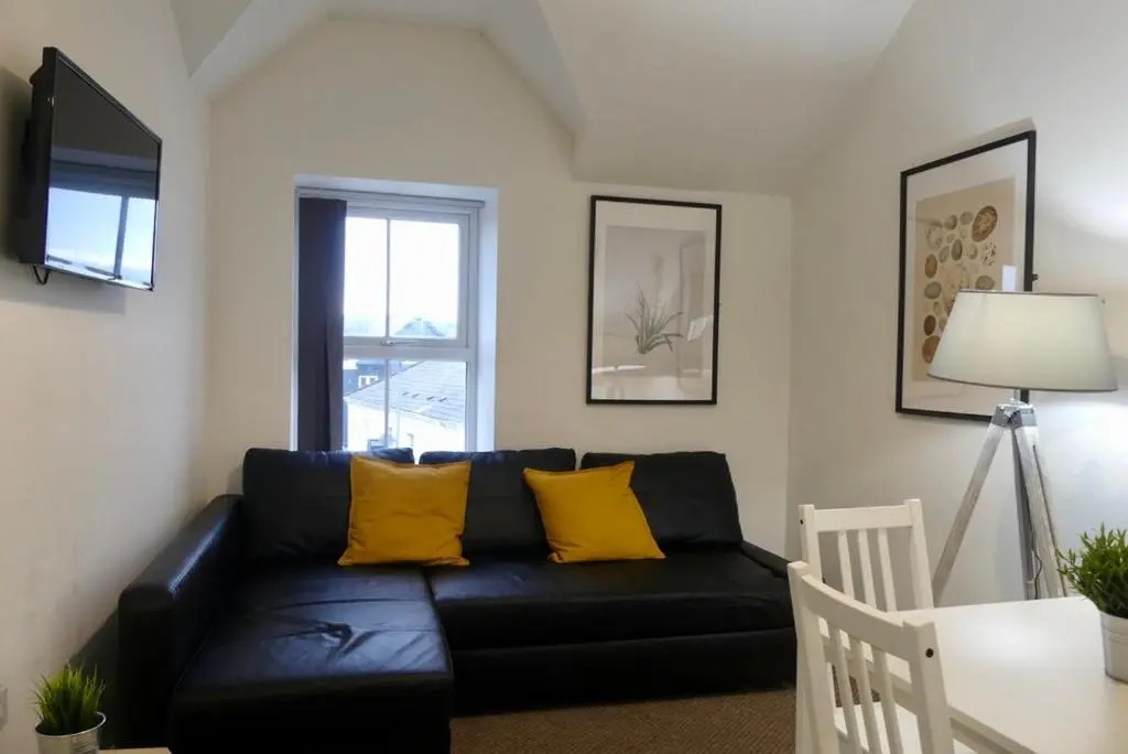 Bright and Modern 4 Person Apartment In City Centre