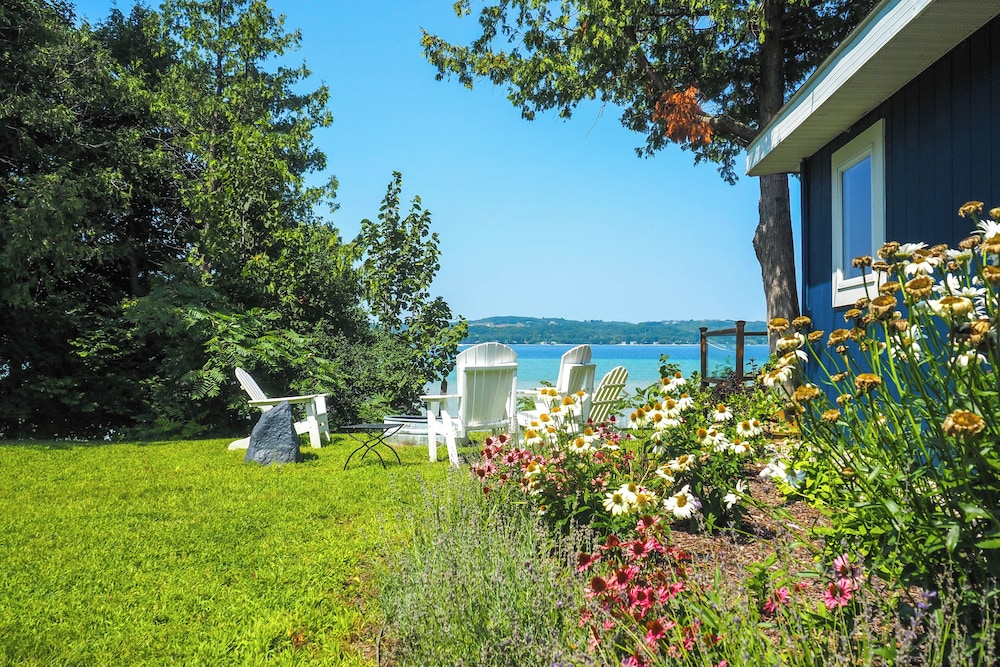 Serene Leelanau Lake Escape Near Wine Trail