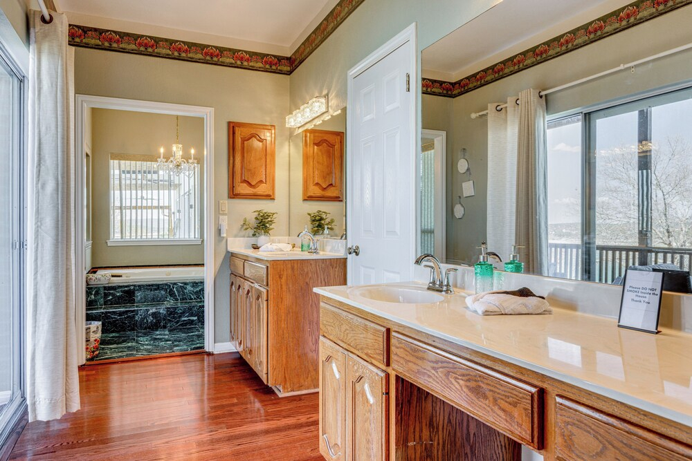 Amazing Waterfront Views & Sauna: Canyon Lake Home