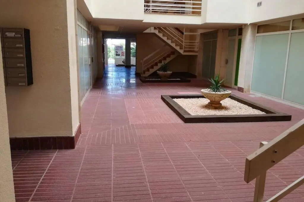 Apartament a Roses. Terrassa i piscina comunitaria
