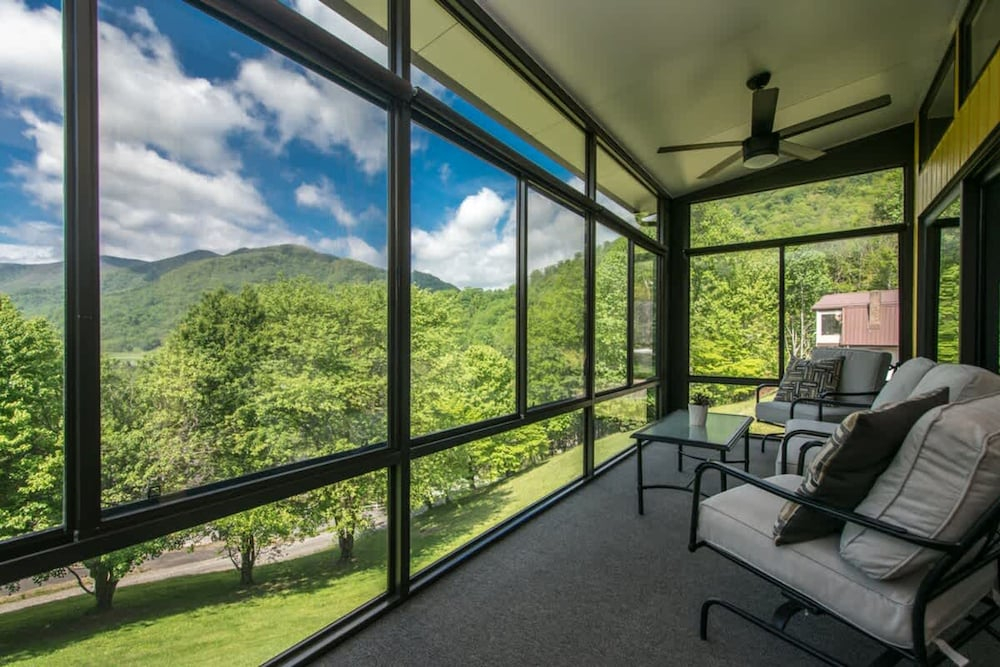 Mountain View 3BR w Sunroom Close to Ski Trails