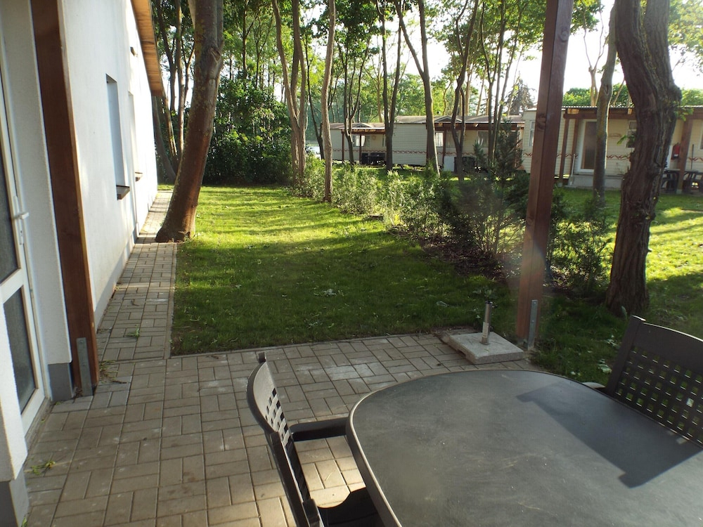 Moderner Bungalow im Ferienpark mit Seezugang