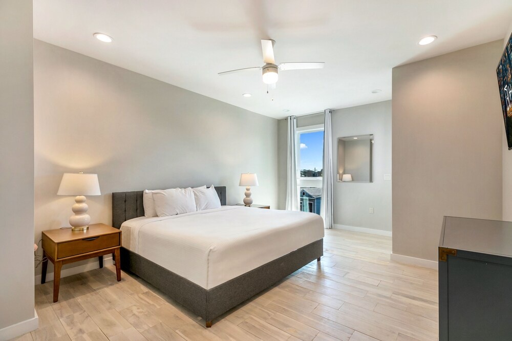 Modern 4BR Townhouse Near French Quarter