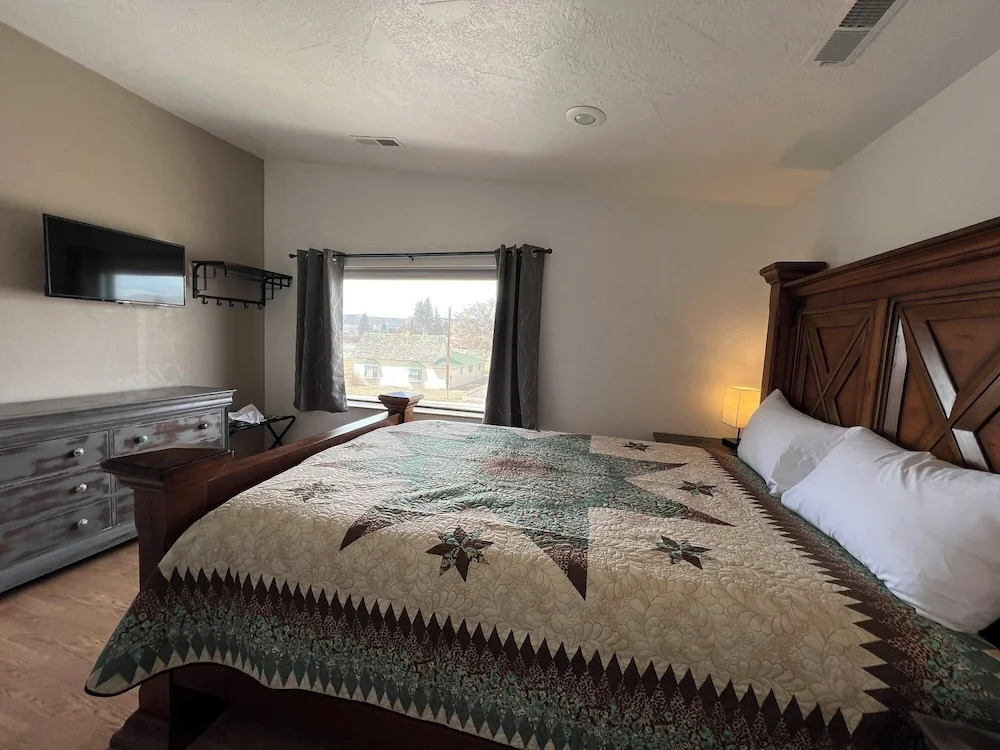 THE SNUGGLE INN