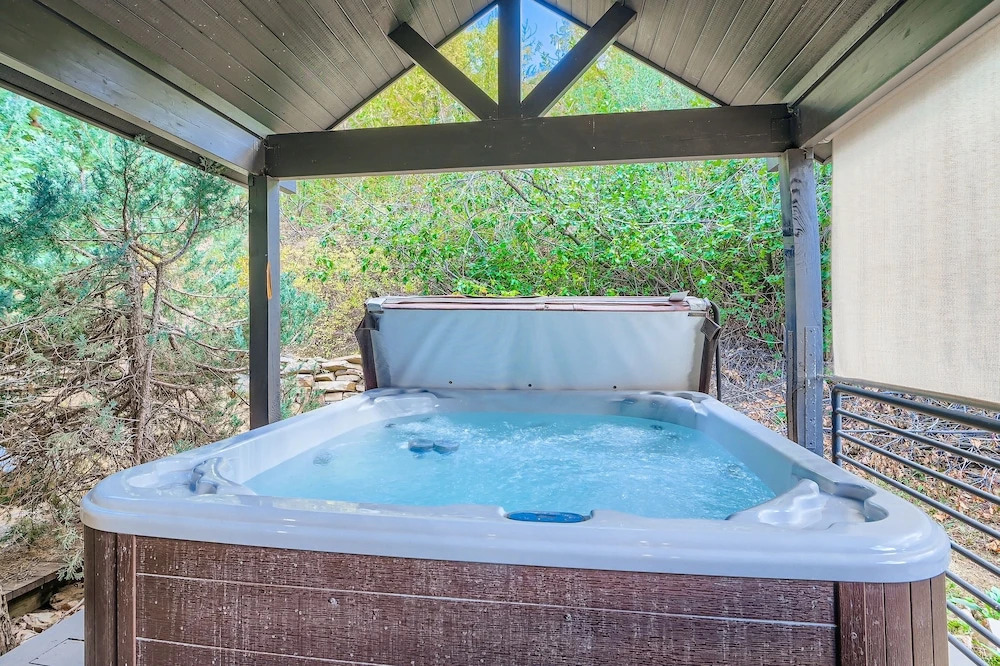 Mountain Luxury In Old Town Spa - Walk To Main 440 3 Bedroom Home