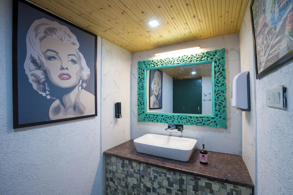 Alaya Stays Live Life 2BHK Apartment