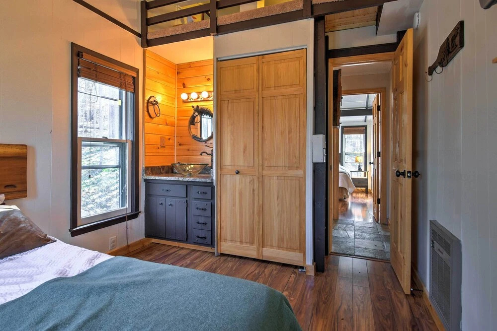 Family Retreat w/ Trail Access in Beech Mountain!