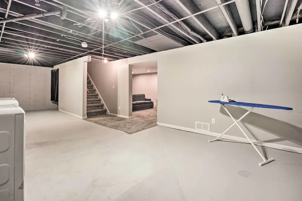Homey Duplex - 10 Mi to Downtown Grand Rapids!