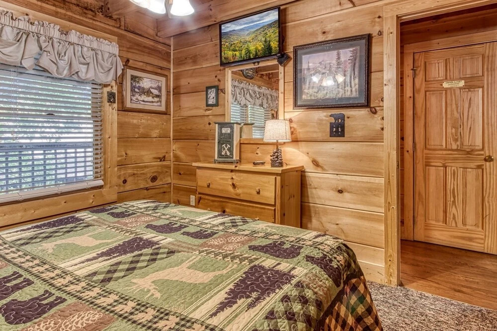 ER245 - Almost Heaven Great Location - Close To Town! 3 Bedroom Cabin by RedAwning