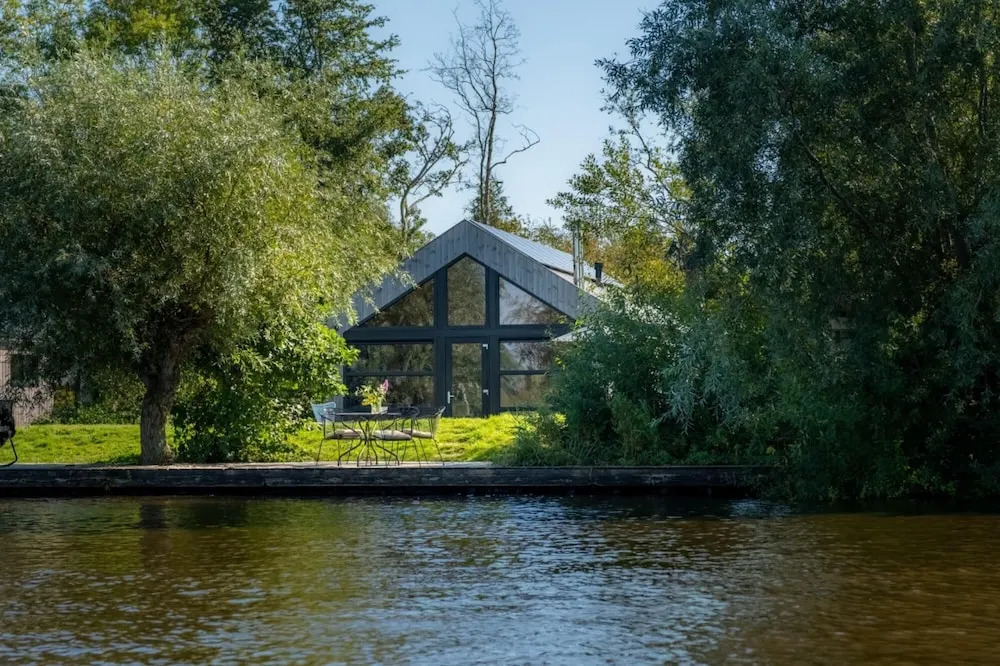 Waterlodge Tomke in Nes