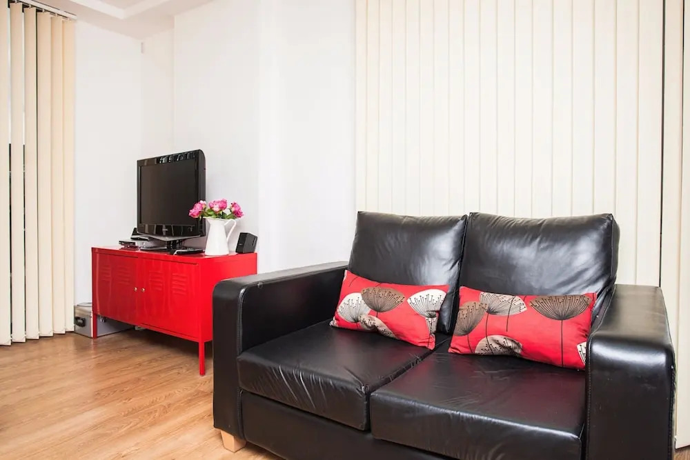 Lovely 1 Bedroom Apartment On the Canal