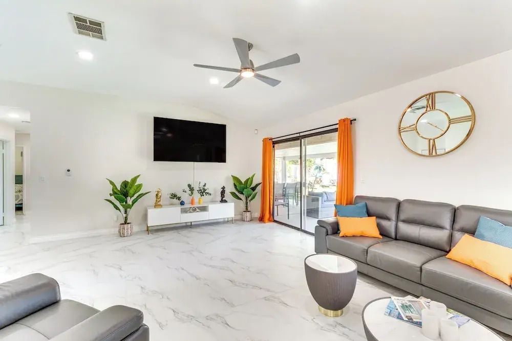 Game Room, Hot Tub & Mtn Views: Palm Springs Gem