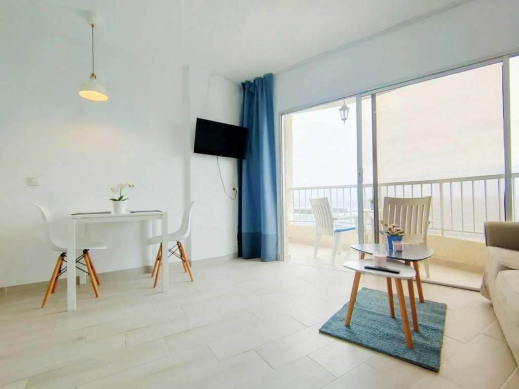 Studio with wonderful ocean view and WiFi