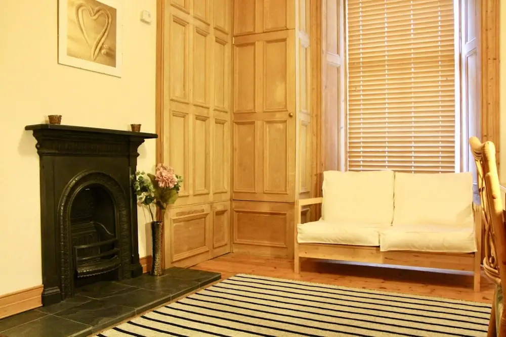 Traditional 2 Bedroom Apartment in Edinburgh