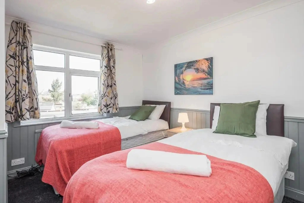 TMS Spacious 3-bed House! Tilbury! Free Parking!