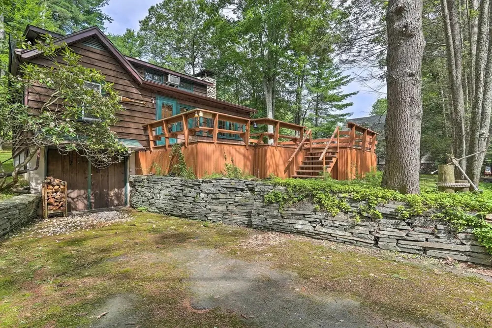 Steps to Lake: Tafton Cottage w/ Fire Pit & Grill