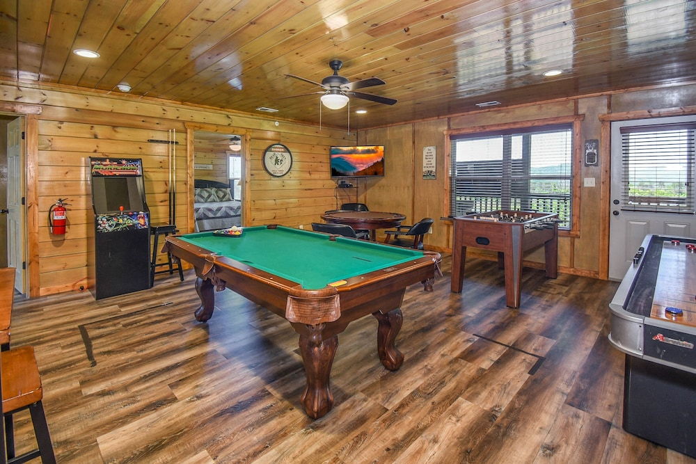SmokyStays 10 Bedroom Cabin