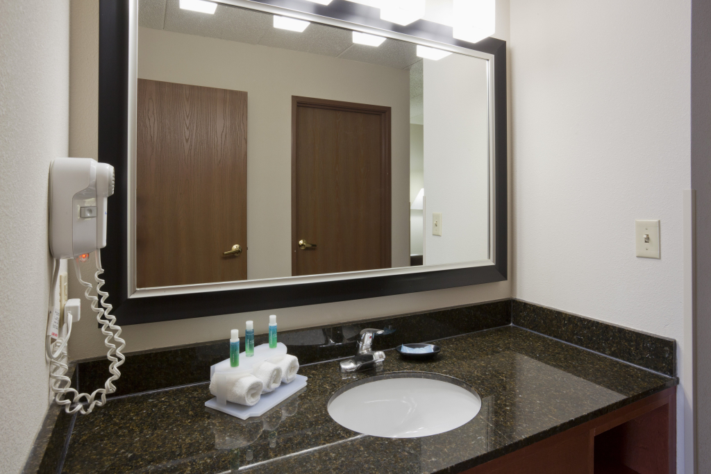 Holiday Inn Express & Suites Bloomington West by IHG