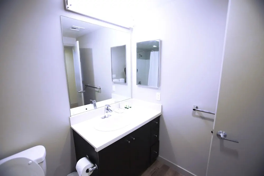 Hollywood Bright Suites