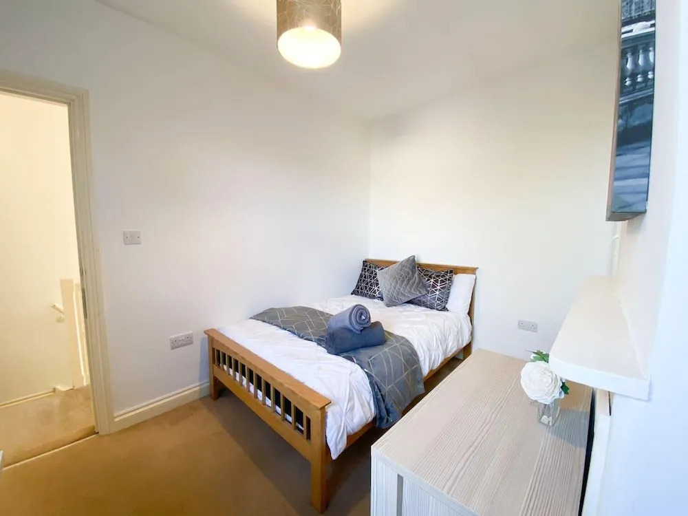 Central 4-bed House in Reading