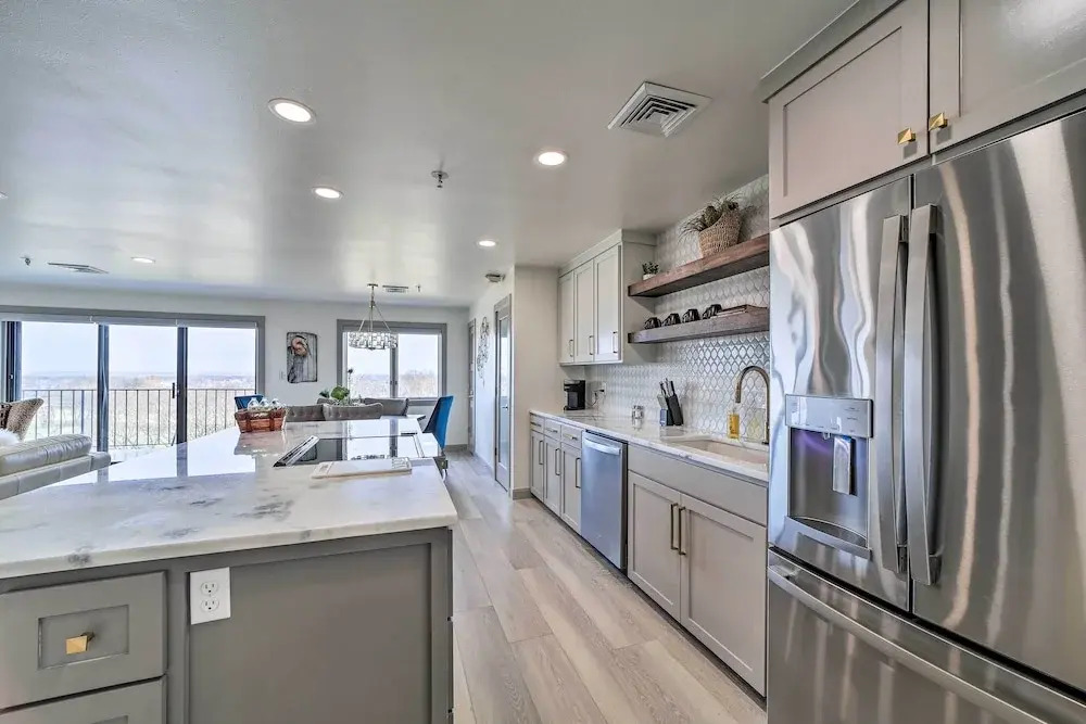 Balcony & Lake View: Modern Condo in Monkey Island