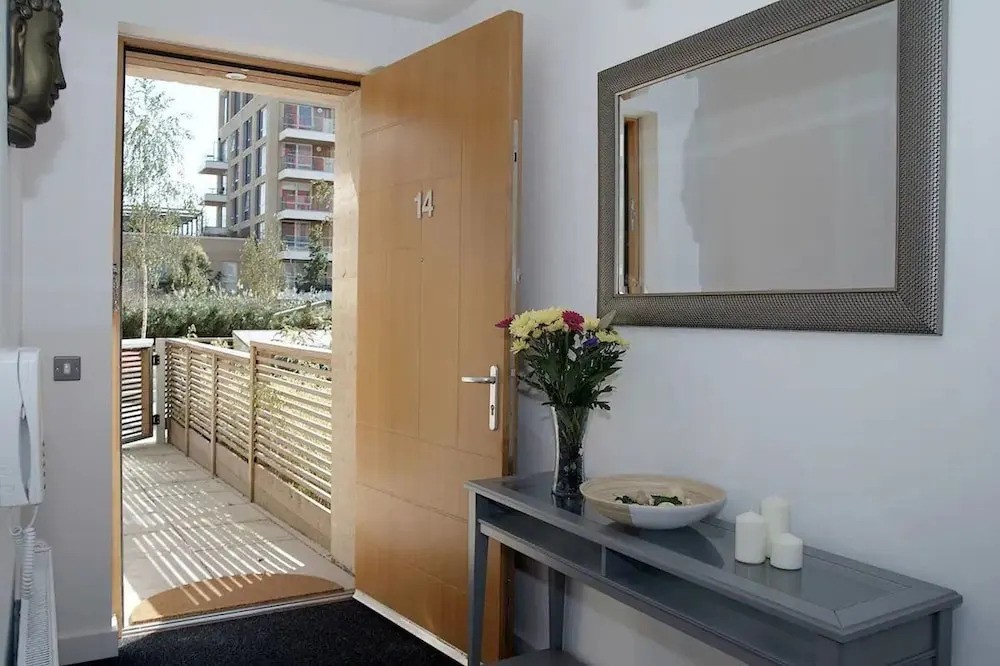 Near Dlr Station-family-sleeps 4-pets-parking
