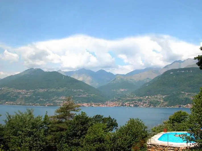 Villa Erica con piscina privata sul lago di Como