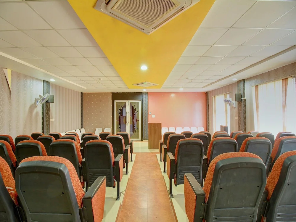 OYO 12941 Hotel Forest Transit