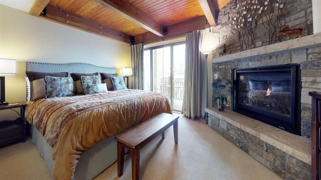Luxury 3 Bedroom Lionshead Village Condo With Rooftop Pool, Hot Tubs