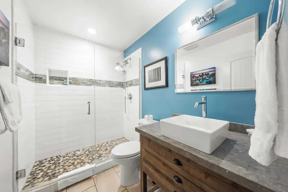 Near Ski, Beach, & Hiking Trails + Clubhouse Pool & Hot Tub Access Juanita Blue by Avantstay