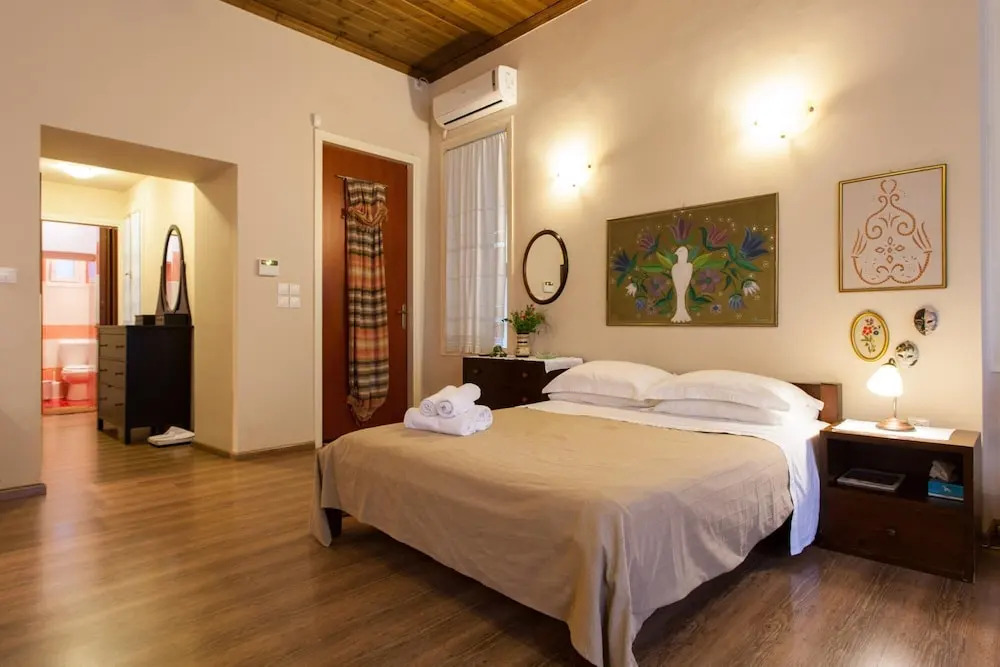 Psyri Neoclassical House w Yard - Free Parking