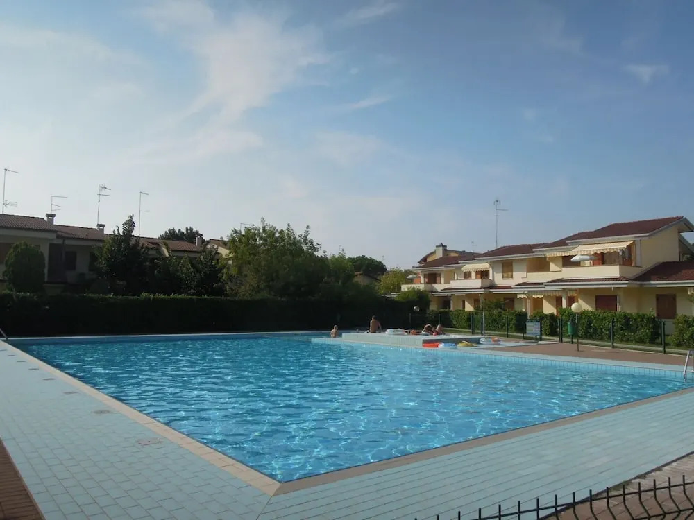 Cozy one bedroom apartment with pool and AC