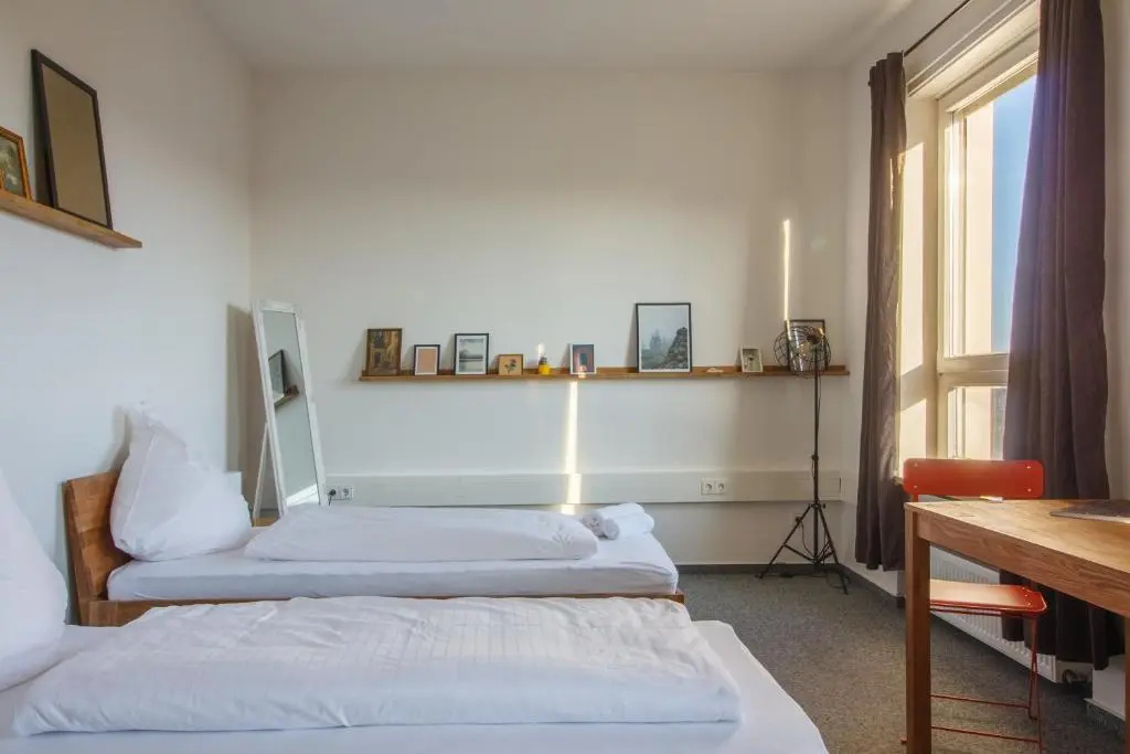 ROOM 1 / ROOM 2