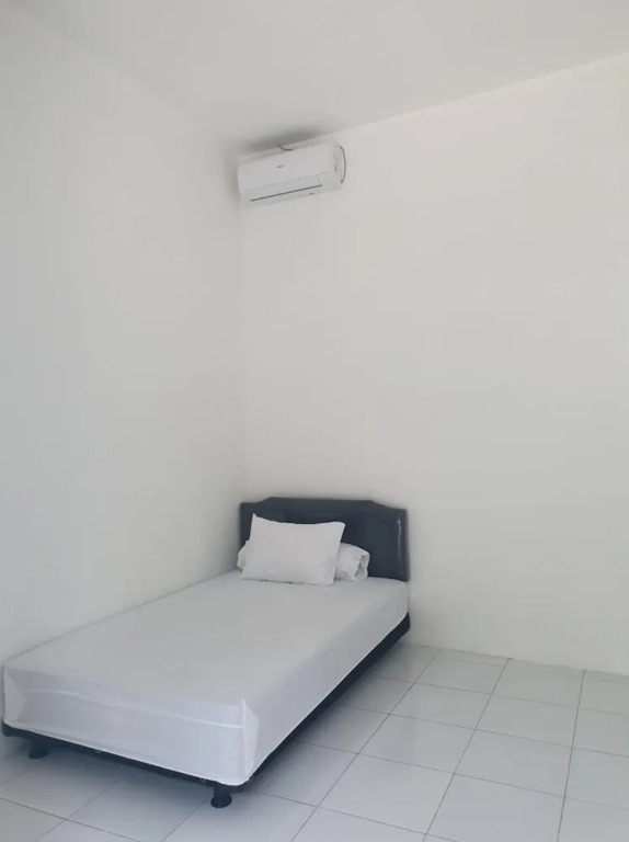 OYO Life 92780 Kost Bara