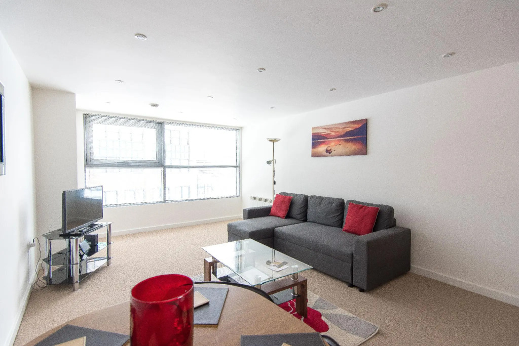 Comfortable Swindon Town Centre Apartments, FREE Parking, sleeps up to 8