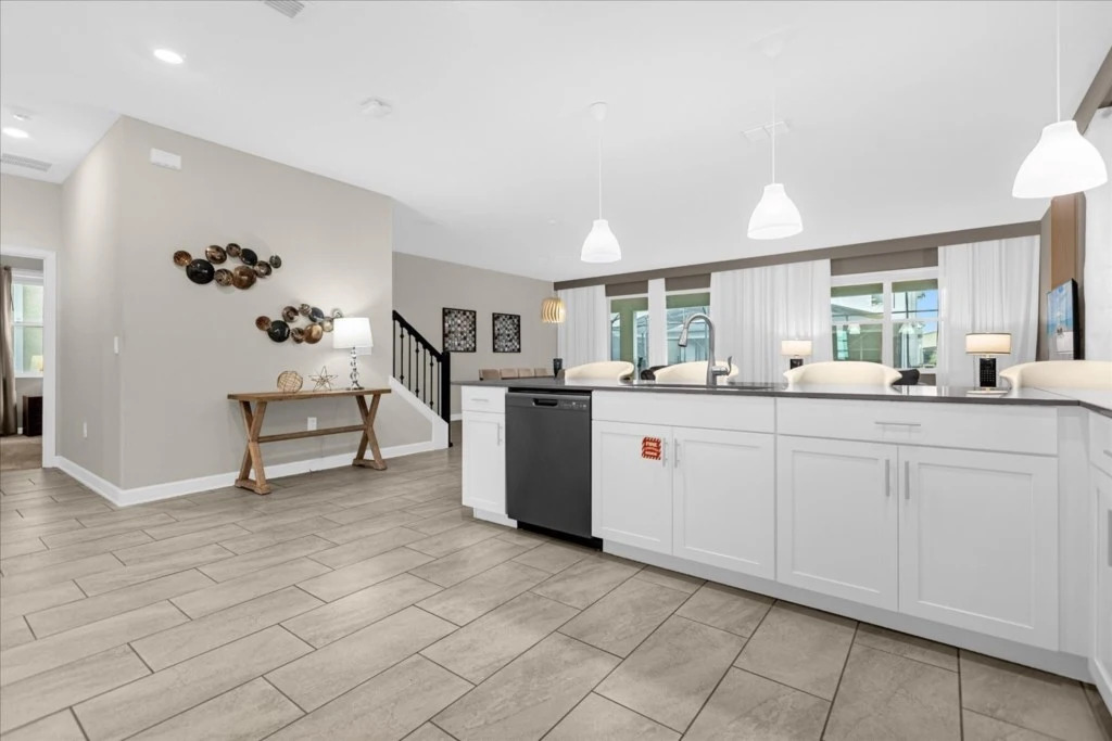 9 Bd 5 Ba Storey Lake 4559 Nl